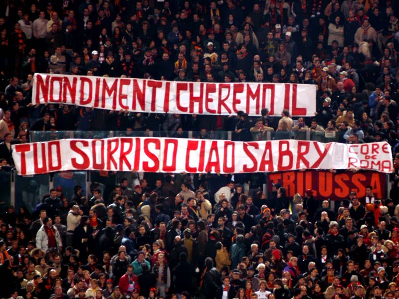 Lo striscione per Sabrina