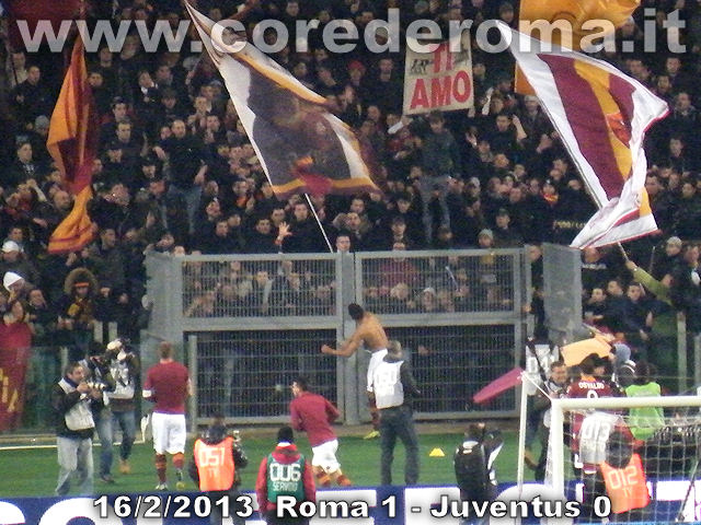 La squadra sotto la curva dopo la vittoria