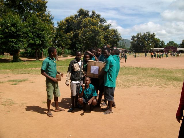 Malawi, Balaka: consegna dei pacchi CdR (febbraio 2011)