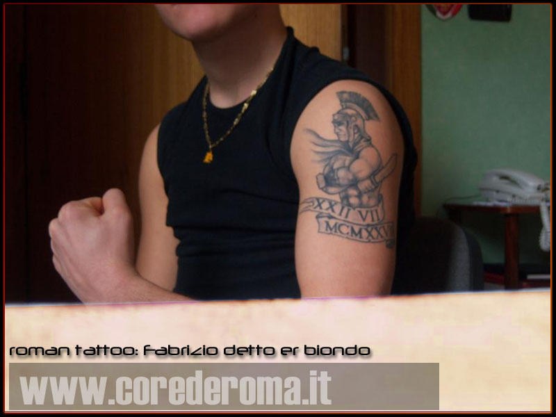 roman tattoo: Fabrizio detto er biondo mostra er braccio !