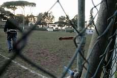 Poliziotti sul campo di calcio dell'Almas dove è morto il quattordicenne