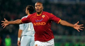 Julio Baptista segna il gol vittoria nel derby