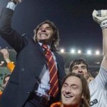bruno conti portato in trionfo dai suoi ragazzi