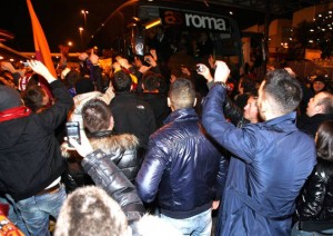 ore 2.45: i tifosi acclamano i giocatori appena tornati da torino