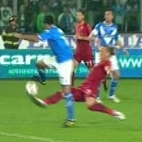 Mexes, fuori area, netto sul pallone, per l'arbitro è rigore ed espulsione