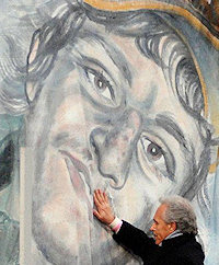 Giorgio Sandri di fronte all'immagine del figlio