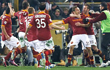 Roma-Juve: Totti esulta dopo il missile terra-aria messo nel sette