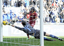 Lazio-Roma: la Roma gioca a calcio, la Lazio si difende per 90'