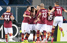 Chievo-Roma: Gervinho festeggiato dopo il gol