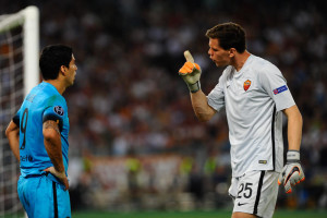 Foto IPP/Cavaliere Emiliano Roma 16/09/2015 calcio Champions League 2015-2016. AS Roma - FC Barcellona  Nella foto: scintille tra Wojciech Szczesny e Luis Suarez  Italy Photo Press - World Copyright