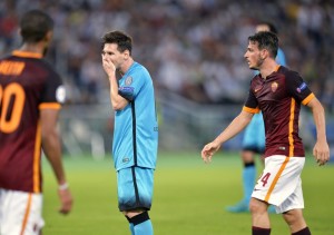 Roma's Italian midfielder Alessandro Florenzi (R) celebrates next to Barcelona's Argentinian forward Lionel Messi (C) after scoring against FC Barcelona during the UEFA Champions League football match beetween AS Roma and FC Barcelona at yhe Rome Olympic stadium, on September 16, 2015.      AFP PHOTO / ANDREAS SOLARO