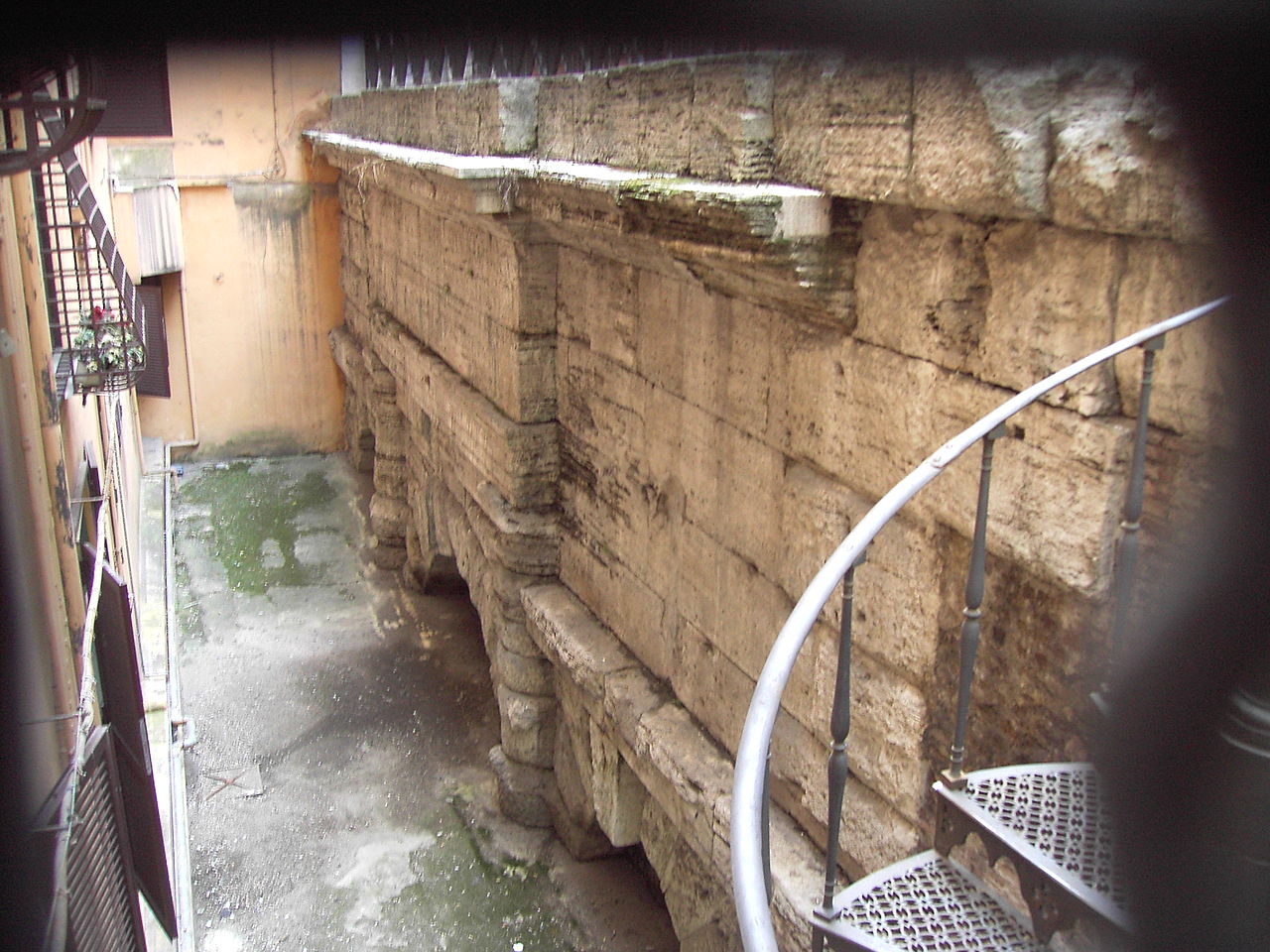 1280px-Colonna_-_arcate_Acqua_Vergine_a_via_del_Nazzareno_1610