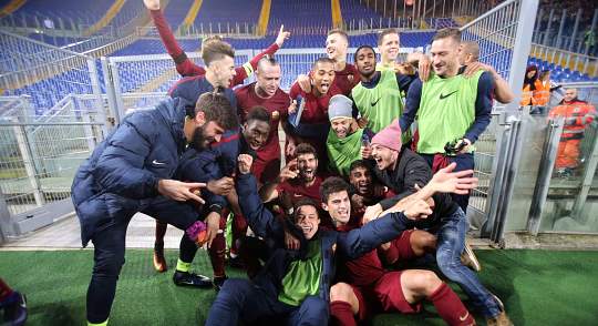 Lazio-Roma: la squadra festeggia sotto alla Sud vuota (sempre ''grazie'' a Gabrielli!)
