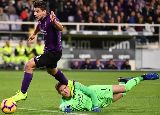 Fiorentina-Roma: Simeone si tuffa e dà un calcio in faccia a Olsen... L'arbitro abbocca e dà il rigore!